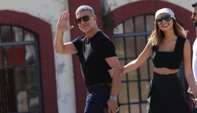 Deprem korkusu Özcan Deniz'i bahçeye attı!